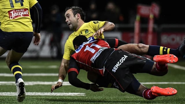 Morgan Parra plaqué contre Oyonnax