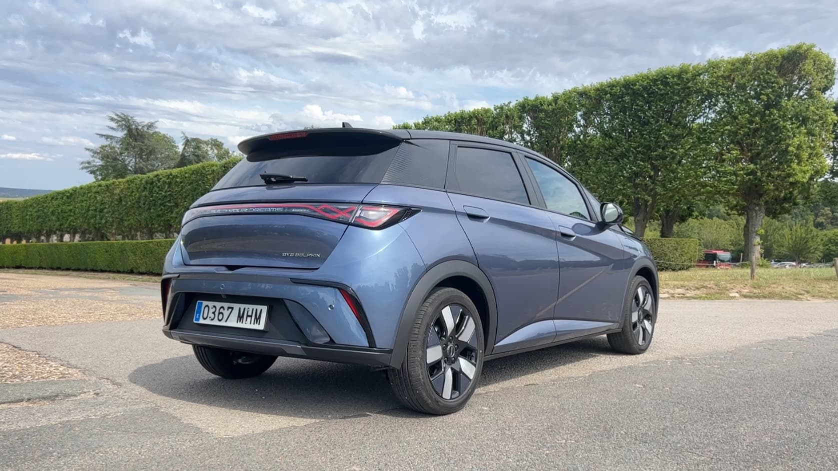 L'arrière fait apparaître le nom complet de BYD sur le bandeau des feux avec un "Build your dreams" en toutes lettres. L'arrière fait apparaître le nom complet de BYD sur le bandeau des feux avec un "Build your dreams" en toutes lettres.