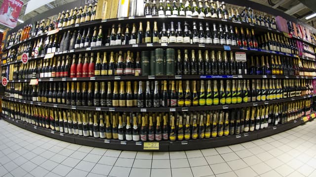 Le rayon des boissons alcoolisées dans un supermarché.