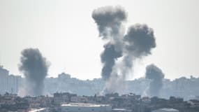 De la fumée s'échappe du ciel de Gaza après un raid israélien. Photo prise depuis la frontière israélienne ce mardi 8 juillet.