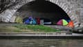 Des tentes sous un pont, à Paris