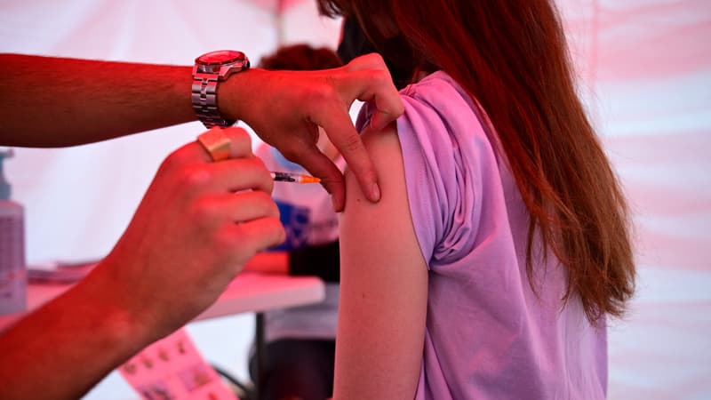 Une jeune femme se fait vacciner. (Photo d'illustration)