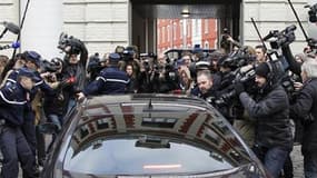 Le véhicule de Dominique Strauss-Kahn assailli par les médias à son arrivée mardi matin dans une caserne de gendarmerie de Lille. L'interrogatoire de l'ancien patron du Fonds monétaire international a repris mercredi matin dans cette caserne où il a passé