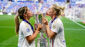 Danielle Van de Donk et Ellie Carpenter avec l'OL en mai 2023.