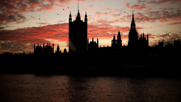Coucher de soleil derrière le Palais de Westminster, qui abrite la Chambre des Communes où se réunit le Parlement, à Londres le 8 décembre 2020
