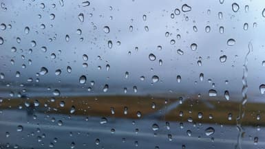 De la pluie sur une vitre (photo d'illustration)