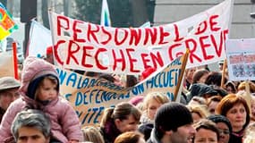 Manifestation à Paris lors de la première journée de mobilisation des personnels de crèche, le 11 mars. Puéricultures et professionnels de la petite enfance sont appelés de nouveau à la grève ce jeudi pour protester contre l'assouplissement des règles d'a