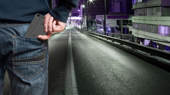 Cette arme se glisse dans une poche, comme un portefeuille ou un smartphone...