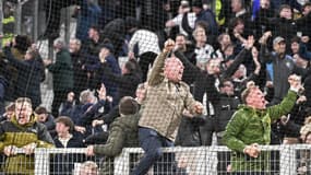 Des fans de Newcastle dans le parcage visiteurs au Vélodrome contre l'OM en Ligue des champions, le 25 novembre 2025