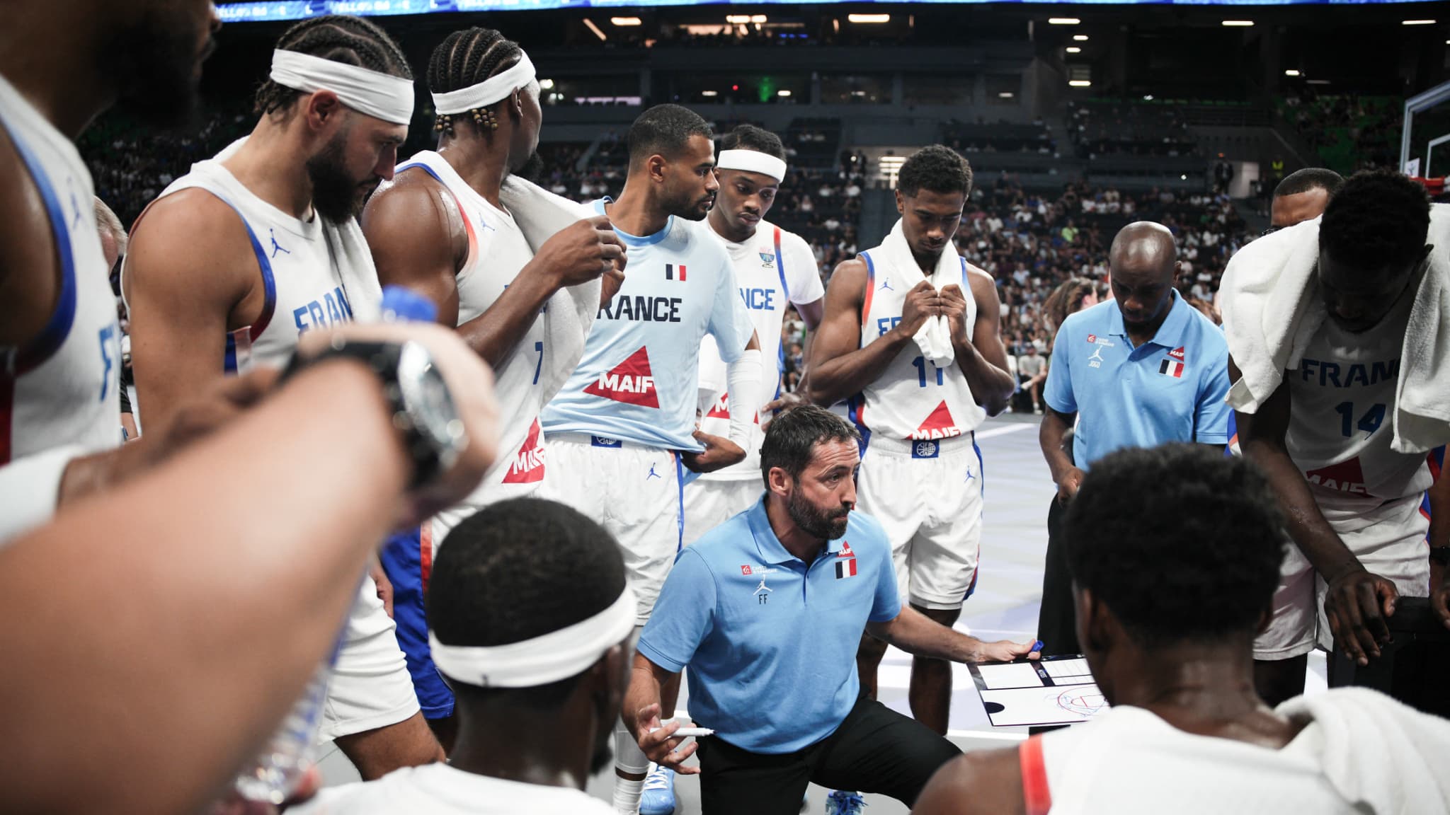 "LE GROUPE LE PLUS HOMOGÈNE DES 25 DERNIÈRES ANNÉES": QUELLES AMBITIONS POUR LES BLEUS À L’EUROBASKET 2025?