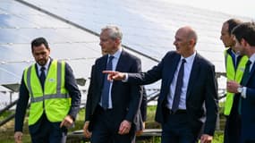 Le ministre de l'Economie Bruno Le Maire (c-g) et le ministre de l'Industrie Roland Lescure (c-d) en visite au parc photovoltaïque La Fito, à Manosque, le 5 avril 2024 dans les Alpes-de-Haute-Provence