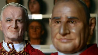 Les statues des papes Jean-Paul II et Jean XXIII au Musée du Vatican, le 7 avril.