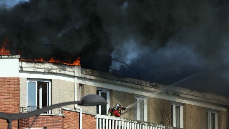 Un pompier s'efforce d'éteindre un incendie qui s'est déclaré dans un immeuble d'habitation de la Porte d'Ivry à Paris, le 17 septembre 2024.