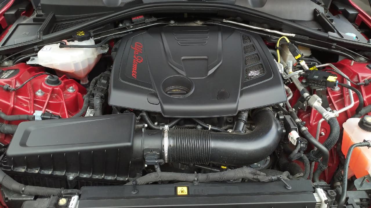 L'Alfa Romeo Giulia Veloce dispose d'un moteur 4 cylindres turbo de 280 chevaux. L'Alfa Romeo Giulia Veloce dispose d'un moteur 4 cylindres turbo de 280 chevaux.