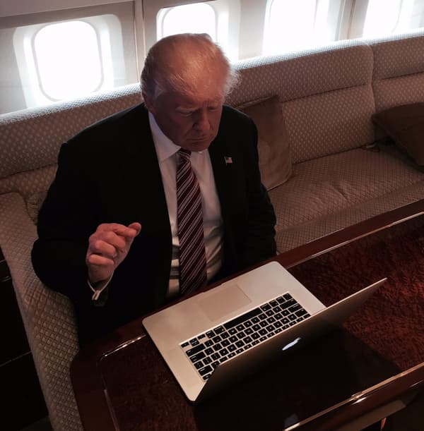 Une photo rare montre Donald Trump devant un ordinateur (et il n'a pas l'air très à l'aise)