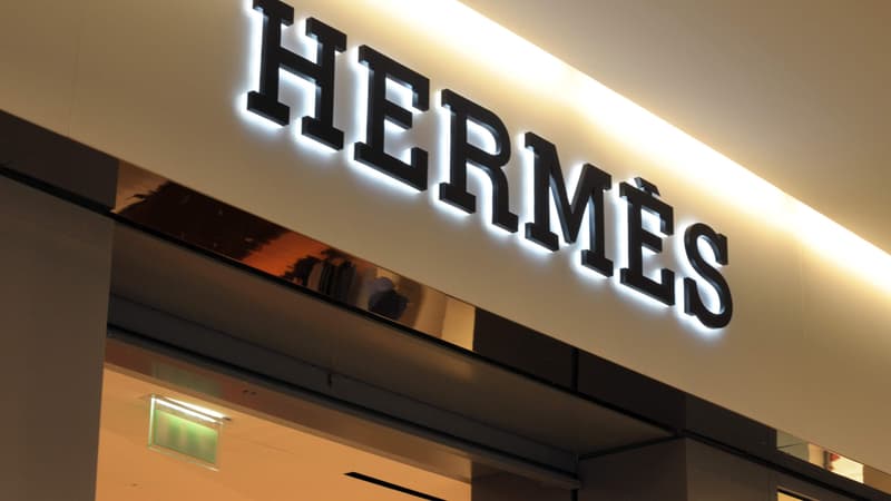Hermès est l'entreprise française qui occupe la place la plus haute dans le classement Forbes, pointant au 13e rang. 