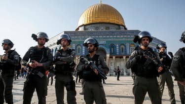 Des policiers israéliens sur l'esplanade des mosquées, le 27 juillet 2017.