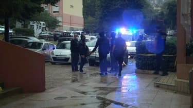 Des personnes sur les lieux où s'est déroulée la rixe