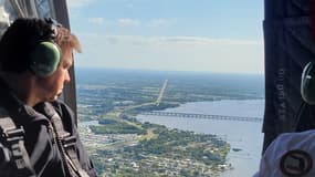 Le gouverneur de l'État de Floride, Ron DeSantis, survolant Piney Point, le 4 avril 2021