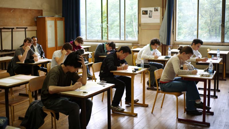 Des lycéens passent le bac au lycée Jean-de-la-Fontaine à Paris, le 17 juin 2010.