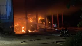 Un hangar de paille s'embrase à Loos-en-Gohelle le 31 mai 2025.