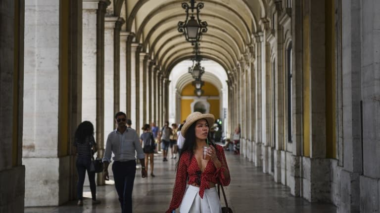 Une femme se promène dans les arcades ombragées de Lisbonne au Portugal, où la caleur a atteint des records ces derniers jours. Une femme se promène dans les arcades ombragées de Lisbonne au Portugal, où la caleur a atteint des records ces derniers jours.