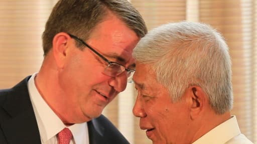 Le secrétaire américain à la Défense, Ashton Carter (g) avec son homologue philippin Voltaire Gazmin (d) à Manille, le 14 avril 2016