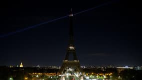 La Tour Eiffel s'est éteinte mercredi soir en hommage au professeur tué vendredi dernier dans l'attentat de Conflans-Sainte-Honorine.