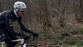 Tadej Pogacar sur les pavés de Paris-Roubaix à l'entraînement, le 10 février 2025