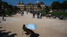Des personnes dans le Jardin du Luxembourg à Paris le 9 mai 2024.