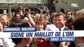 En déplacement dans l'Hérault, Emmanuel Macron signe... un maillot de l'OM