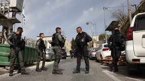 Les forces de sécurité israéliennes dans une zone bouclée dans le quartier à majorité arabe de Silwan à Jérusalem-Est, où un assaillant a blessé deux personnes, le 28 janvier 2023. 
