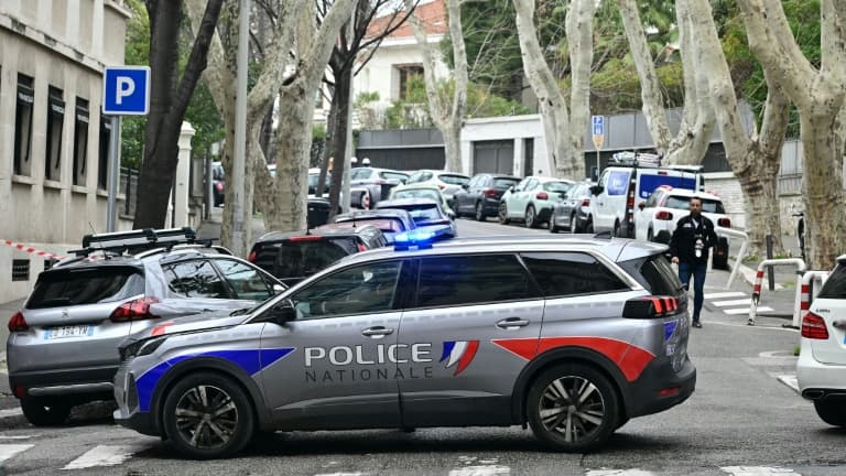 Un véhicule de police bloque une rue devant le consulat général de Russie à Marseille, le 24 février 2025