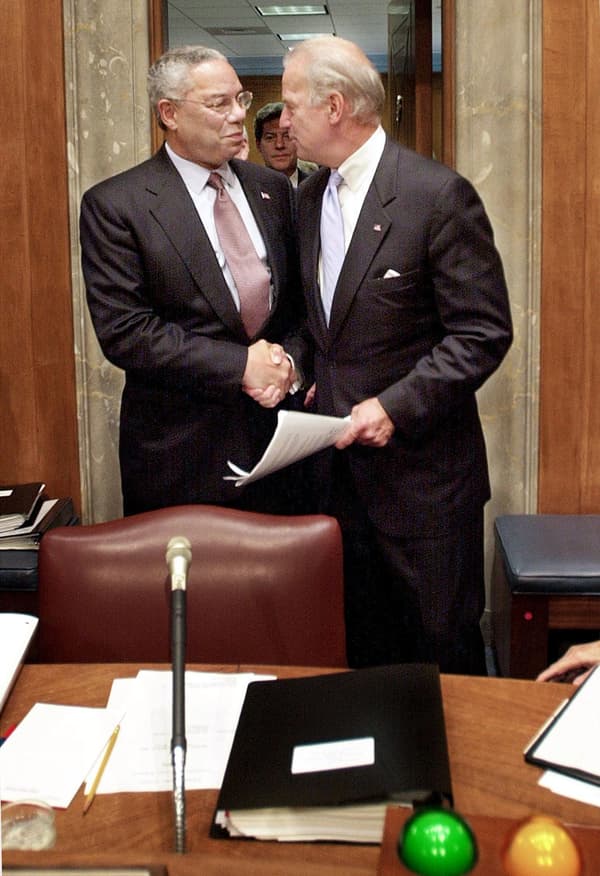 L'ancien Chef d'État-Major des armées des États-Unis Colin Powell et le sénateur Joe Biden en septembre 2002 L'ancien Chef d'État-Major des armées des États-Unis Colin Powell et le sénateur Joe Biden en septembre 2002