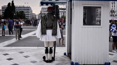 Un garde devant le Palais présidentiel grec.