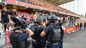 Des forces de l'ordre durant Lens-Lille