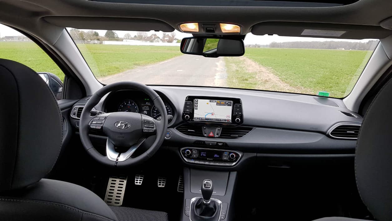 Dans l'habitacle, Hyundai taquine la référence du segment, la Golf. Dans l'habitacle, Hyundai taquine la référence du segment, la Golf.