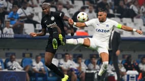Dimitri Payet au duel avec un défenseur de Francfort en Ligue des champions, le 13 septembre 2022.