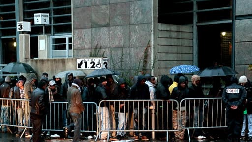Des immigrés font la queue devant la préfecture de Bobigny, en Seine-Saint-Denis, pour la régularisation de leurs papiers.