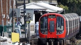 La police scientifique dans le métro londonien après l'attaque vendredi 15 septembre