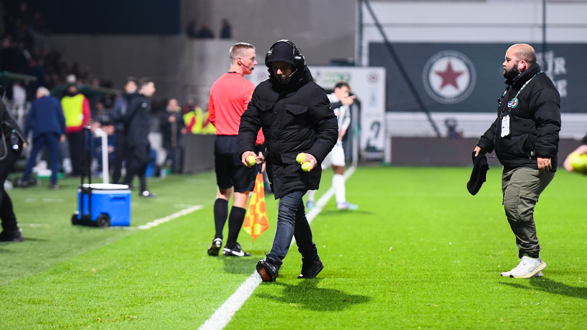 Des balles de tennis ont été lancées par les supporters lors de Red Star-Troyes, le 8 novembre 2024. Des balles de tennis ont été lancées par les supporters lors de Red Star-Troyes, le 8 novembre 2024.