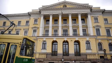 Devant le palais du gouvernement, à Helsinki.