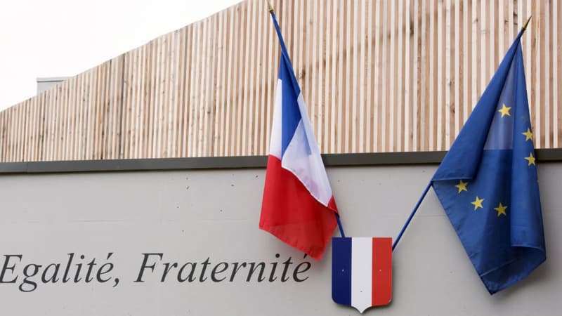 Les drapeaux français et européen sur le fronton de l'école Saint-Exupéry à Hellemmes, près de Lille, le 2 septembre 2014. (Photo d'illustration)