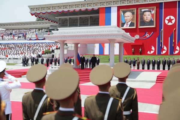 Le président russe Vladimir Poutine (au centre à gauche) et le dirigeant nord-coréen Kim Jong Un (au centre à droite) assistent à une cérémonie de bienvenue sur la place Kim Il Sung à Pyongyang, le 19 juin 2024.