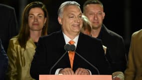 Le Premier ministre hongrois Viktor Orban célèbre sa victoire électorale avec des membres de son parti Fidesz à Budapest, le 3 avril 2022