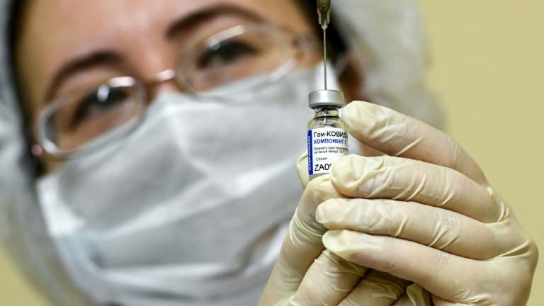 Une infimière s'apprête à vacciner une personne avec le vaccin russe anti-Covid Spoutnik V dans une clinique de Moscou, le 5 décembre 2020