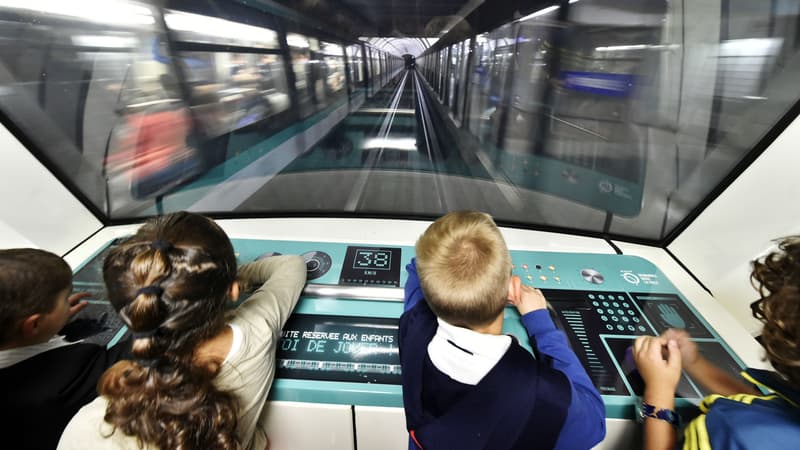 De fausses commandes pour les enfants ont été installées dans des rames de la ligne 14.