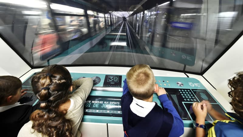 De fausses commandes pour les enfants ont été installées dans des rames de la ligne 14. 