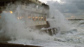 Les vagues se brisent contre un immeuble en bord de mer de Saint-Malo, le 20 mars 2015