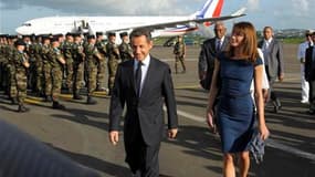 Nicolas Sarkozy et son épouse Carla Bruni-Sarkozy à leur arrivée à Fort-de-France. Le chef de l'Etat est arrivé vendredi en Martinique, première étape d'une tournée antillaise dominée par les questions économiques dans des régions qui affichent, avec l'îl